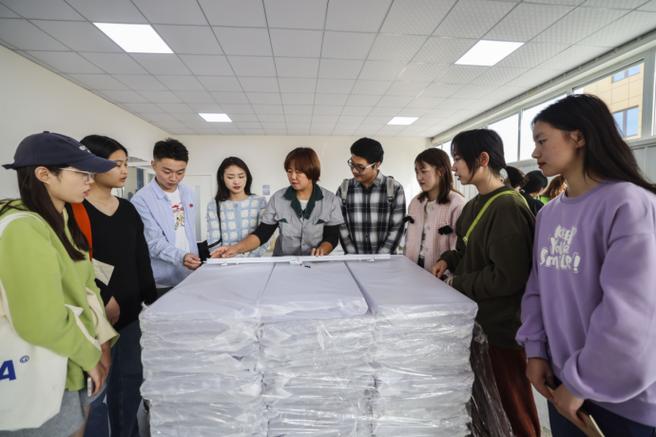 经济管理学院工商管理专业学术研究生现场教学活动在乡村惠民工厂举办